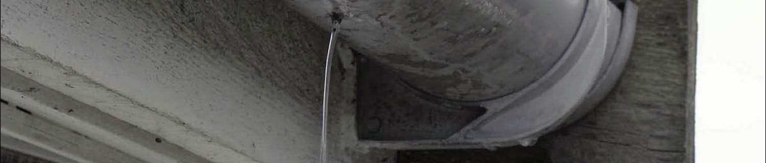 Räystäskourun korjaus Pieni kolo räystäskourussa